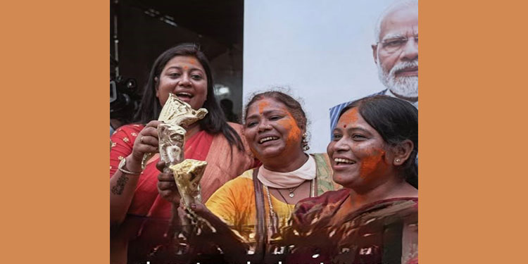 বিজেপি প্রার্থীদের জয়ের খবর, ঝালমুড়ি বিতরণ নেতা-কর্মীদের