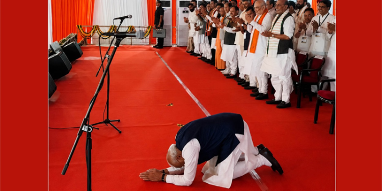 ‘বাংলার জনগণকে প্রণাম’— শুভেন্দুর মঞ্চে মাথা নত করলেন মোদি