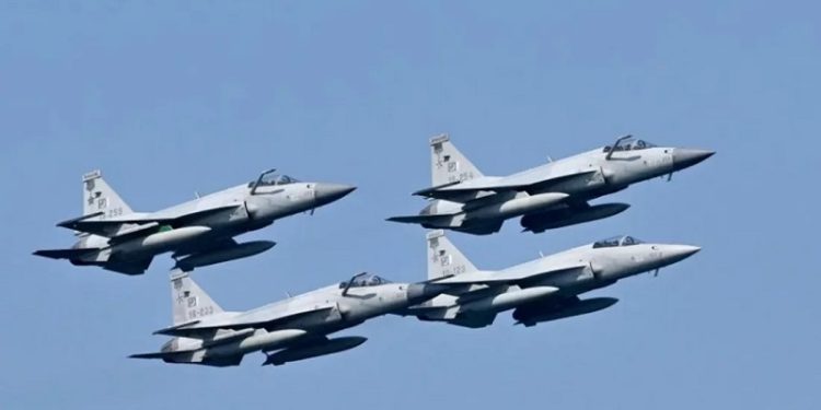 পাকিস্তানে যুদ্ধবিমান বিধ্বস্ত