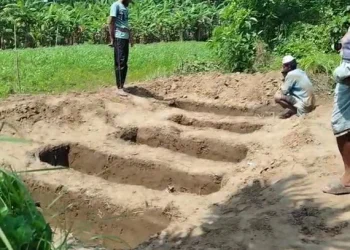 একই সাথে হলো জানাজা, পাশাপাশি ৫ কবরে চিরনিদ্রায় শায়িত তিন বোন, মা ও মামা