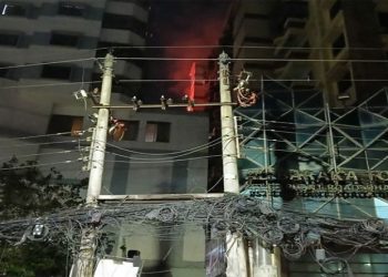 রাজধানীর কাঁটাবনে আল বারাকা টাওয়ারে অগ্নিকাণ্ড, দুজনের মৃত্যু