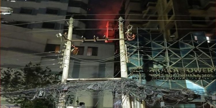 রাজধানীর কাঁটাবনে আল বারাকা টাওয়ারে অগ্নিকাণ্ড, দুজনের মৃত্যু