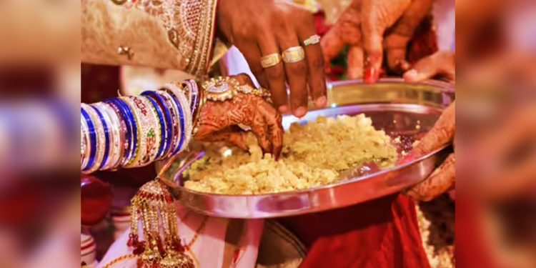 মামির সঙ্গে অন্তরঙ্গ অবস্থায় পাকড়াও ভাগ্নে! মারধরের পর মামার নির্দেশে বিয়ে
