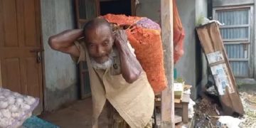 নিজের ওজন ৪৩ কেজি, বহন করেন ১০০ কেজি!