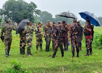 ‘আপনারা গুলি করলে আমরা কি বসে থাকবো?’ বিএসএফকে বিজিবি