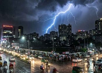 রাতে ঢাকাসহ ১২ অঞ্চলে ঝড় ও বজ্রবৃষ্টির আভাস