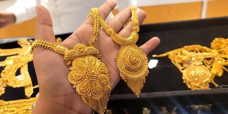 একদিনের ব্যবধানে ফের স্বর্ণের দামে বড় পতন