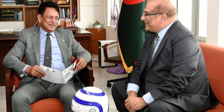 বাংলাদেশের শিক্ষার্থীদের ১ হাজার ফুটবল উপহার দিল পাকিস্তান