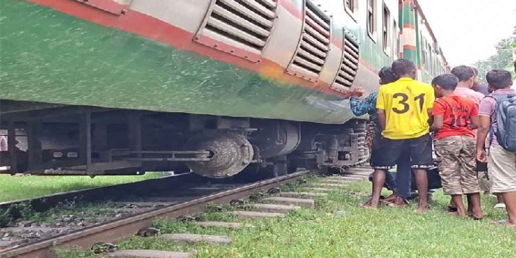 ট্রেনের চাকা লাইনচ্যুত, ময়মনসিংহ-জামালপুর রেল চলাচল বন্ধ