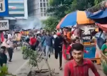 ঢাকায় আ.লীগের ঝটিকা মিছিল, ককটেল বিস্ফোরণ