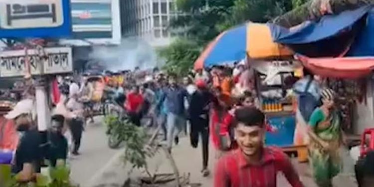 ঢাকায় আ.লীগের ঝটিকা মিছিল, ককটেল বিস্ফোরণ