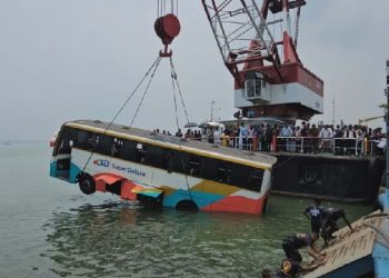 পদ্মায় পড়ে যাওয়া বাস উদ্ধার, চালক-হেলপার হাসপাতালে