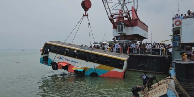 পদ্মায় পড়ে যাওয়া বাস উদ্ধার, চালক-হেলপার হাসপাতালে