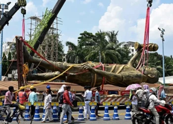 কলকাতা থেকে সরিয়ে ফেলা হলো মেসির ৭০ ফুটের ভাস্কর্য