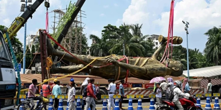 কলকাতা থেকে সরিয়ে ফেলা হলো মেসির ৭০ ফুটের ভাস্কর্য