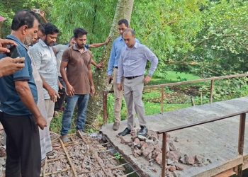 ব্রিজে রডের বদলে বাঁশের কঞ্চি, ভেঙে দিল প্রশাসন
