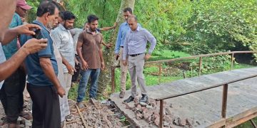 ব্রিজে রডের বদলে বাঁশের কঞ্চি, ভেঙে দিল প্রশাসন