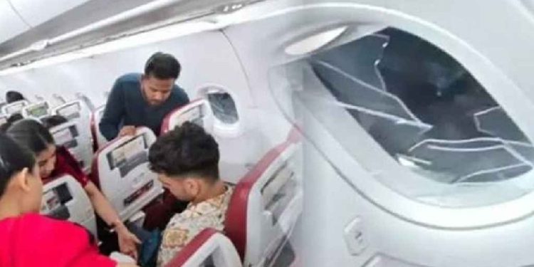 মাঝ আকাশেই বিমানের জানালার কাচ ভাঙলেন যাত্রী, অতঃপর…