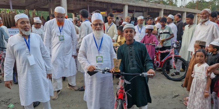টানা ৪০ দিন জামাতে নামাজ আদায় করে সাইকেল পেল ৯ শিশু-কিশোর