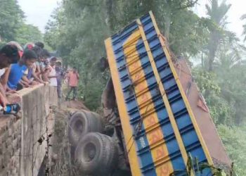 কুষ্টিয়ায় পাথরবোঝাই ট্রাক উল্টে নিহত ২