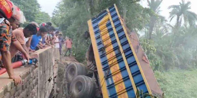 কুষ্টিয়ায় পাথরবোঝাই ট্রাক উল্টে নিহত ২