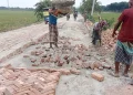পিচ ঢালাই করা পাকা সড়ক খুঁড়ে ইটের সলিং