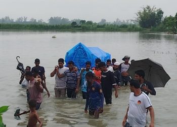 ভারি বর্ষণে প্লাবিত সড়ক, বুকসমান পানি পেরিয়ে কবরস্থানে নেয়া হলো মরদেহ