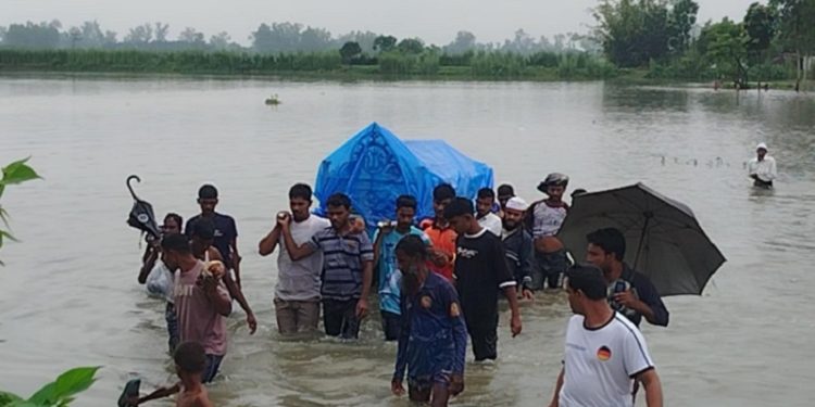 ভারি বর্ষণে প্লাবিত সড়ক, বুকসমান পানি পেরিয়ে কবরস্থানে নেয়া হলো মরদেহ