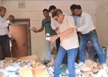 স্বাস্থ্য কমপ্লেক্সের বাথরুমে সরকারি ওষুধ, ক্ষুব্ধ স্বাস্থ্যমন্ত্রী
