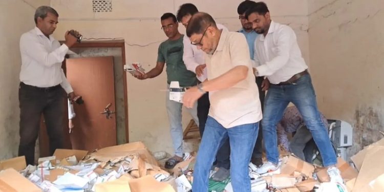 স্বাস্থ্য কমপ্লেক্সের বাথরুমে সরকারি ওষুধ, ক্ষুব্ধ স্বাস্থ্যমন্ত্রী