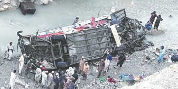 পাকিস্তানে যাত্রীবাহী বাস দুর্ঘটনায় ৪০ জনের মৃত্যু