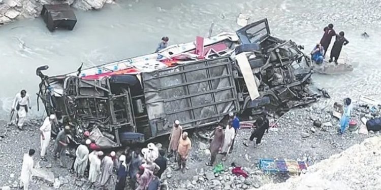 পাকিস্তানে যাত্রীবাহী বাস দুর্ঘটনায় ৪০ জনের মৃত্যু