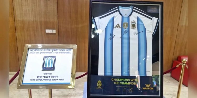 প্রধানমন্ত্রীকে দেওয়া মেসির জার্সি দেখতে যাদুঘরে ভক্তদের ভিড়