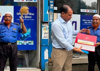 ধানের শীষ হাতে দাঁড়িয়ে থাকা নিরাপত্তাকর্মী সালাম পেলেন প্রধানমন্ত্রীর উপহার