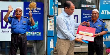 ধানের শীষ হাতে দাঁড়িয়ে থাকা নিরাপত্তাকর্মী সালাম পেলেন প্রধানমন্ত্রীর উপহার