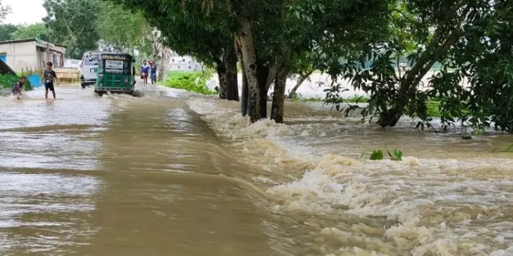 মনু নদীর পানি বিপদসীমার ওপরে, বাঁধ ভেঙে প্লাবিত ১৫ গ্রাম