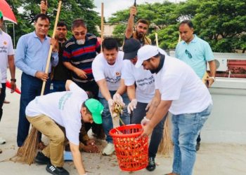 ১ দিনে ১৩৫ টন বর্জ্য সরিয়ে রেকর্ড গড়লেন চট্টগ্রামের ডিসি জাহিদ