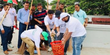 ১ দিনে ১৩৫ টন বর্জ্য সরিয়ে রেকর্ড গড়লেন চট্টগ্রামের ডিসি জাহিদ