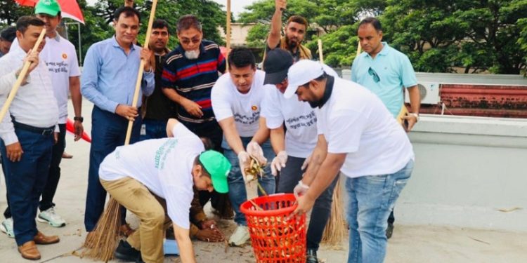 ১ দিনে ১৩৫ টন বর্জ্য সরিয়ে রেকর্ড গড়লেন চট্টগ্রামের ডিসি জাহিদ