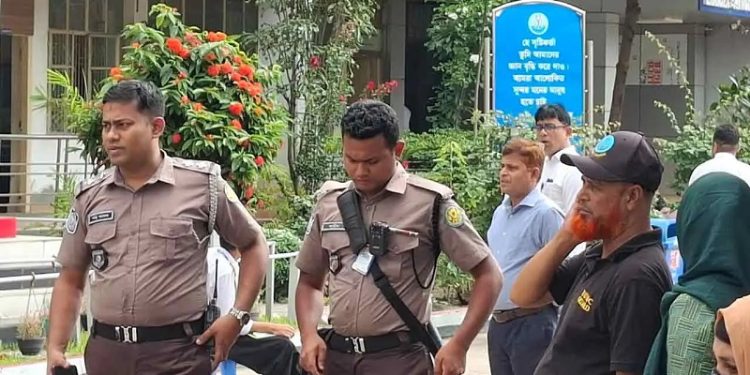 এইচএসসি পরীক্ষা : কেন্দ্রে পুলিশের বডি ওর্ন ক্যামেরায় নজরদারি