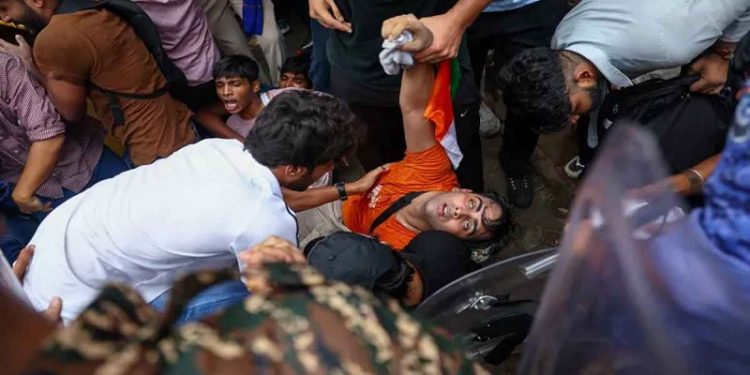 দিল্লিতে ফের ইন্টারনেট বন্ধ, পুলিশের সঙ্গে বিক্ষোভকারীদের সংঘর্ষ