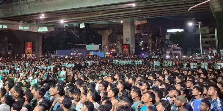 আর্জেন্টিনার ম্যাচ চলাকালে হঠাৎ তরুণকে ছুরিকাঘাত