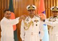 নবনিযুক্ত নৌবাহিনী প্রধানকে ভাইস এডমিরাল র‍্যাংক ব্যাজ পরালেন প্রধানমন্ত্রী