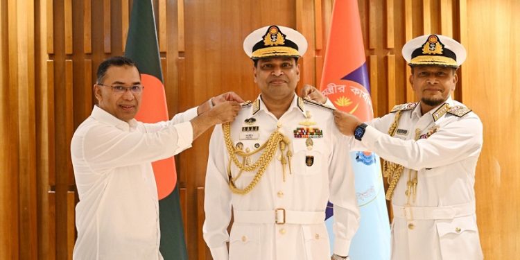 নবনিযুক্ত নৌবাহিনী প্রধানকে ভাইস এডমিরাল র‍্যাংক ব্যাজ পরালেন প্রধানমন্ত্রী