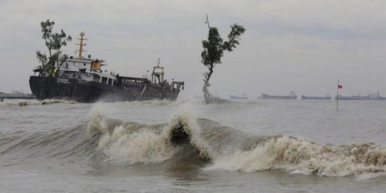 বঙ্গোপসাগরে গভীর নিম্নচাপ, বন্দরে ৩ নম্বর সতর্কসংকেত