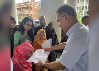 প্রতিবন্ধী তিন ব্যক্তির হাতে নিয়োগপত্র তুলে দিলেন প্রধানমন্ত্রী