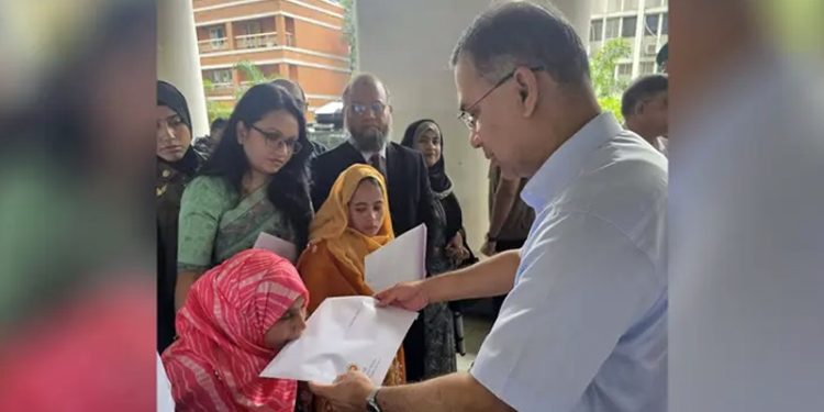 প্রতিবন্ধী তিন ব্যক্তির হাতে নিয়োগপত্র তুলে দিলেন প্রধানমন্ত্রী