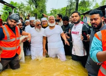 বন্যাদুর্গত চট্টগ্রামে জামায়াত আমির, ক্ষতিগ্রস্তদের মাঝে ত্রাণ বিতরণ