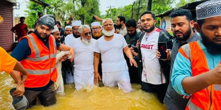 বন্যাদুর্গত চট্টগ্রামে জামায়াত আমির, ক্ষতিগ্রস্তদের মাঝে ত্রাণ বিতরণ