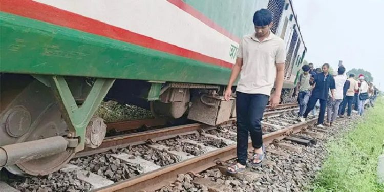 একতা এক্সপ্রেস লাইনচ্যুত, উত্তরাঞ্চলের রুটে ট্রেন চলাচল বন্ধ